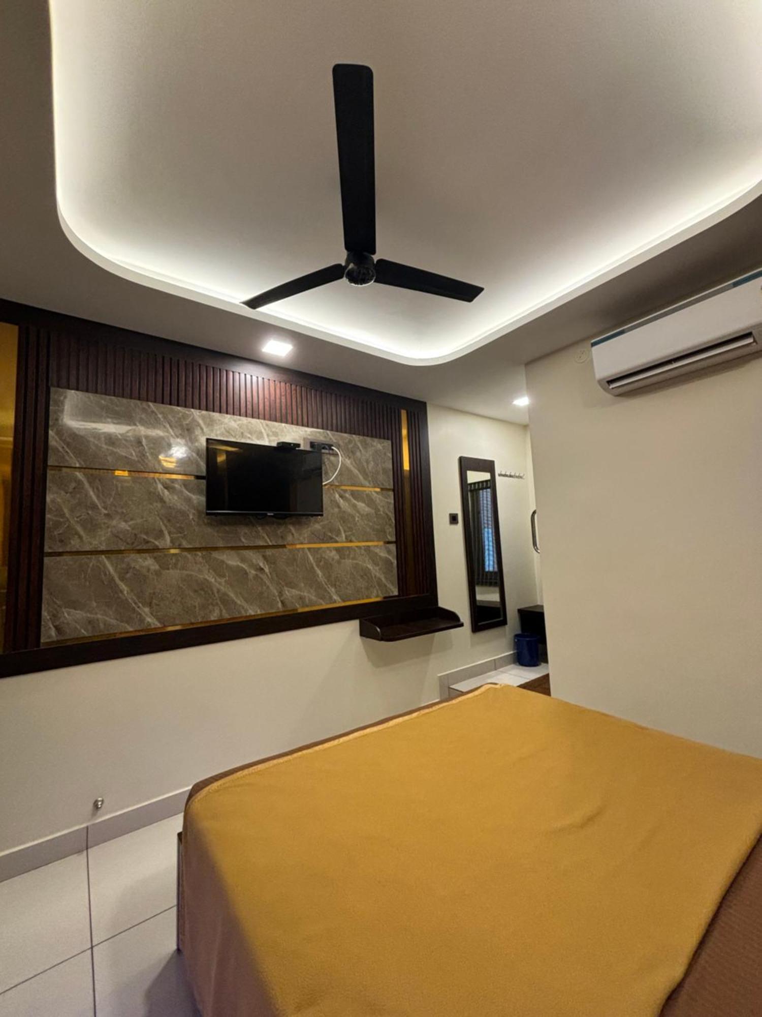 Sundar Lodge Tiruppatur Exterior photo