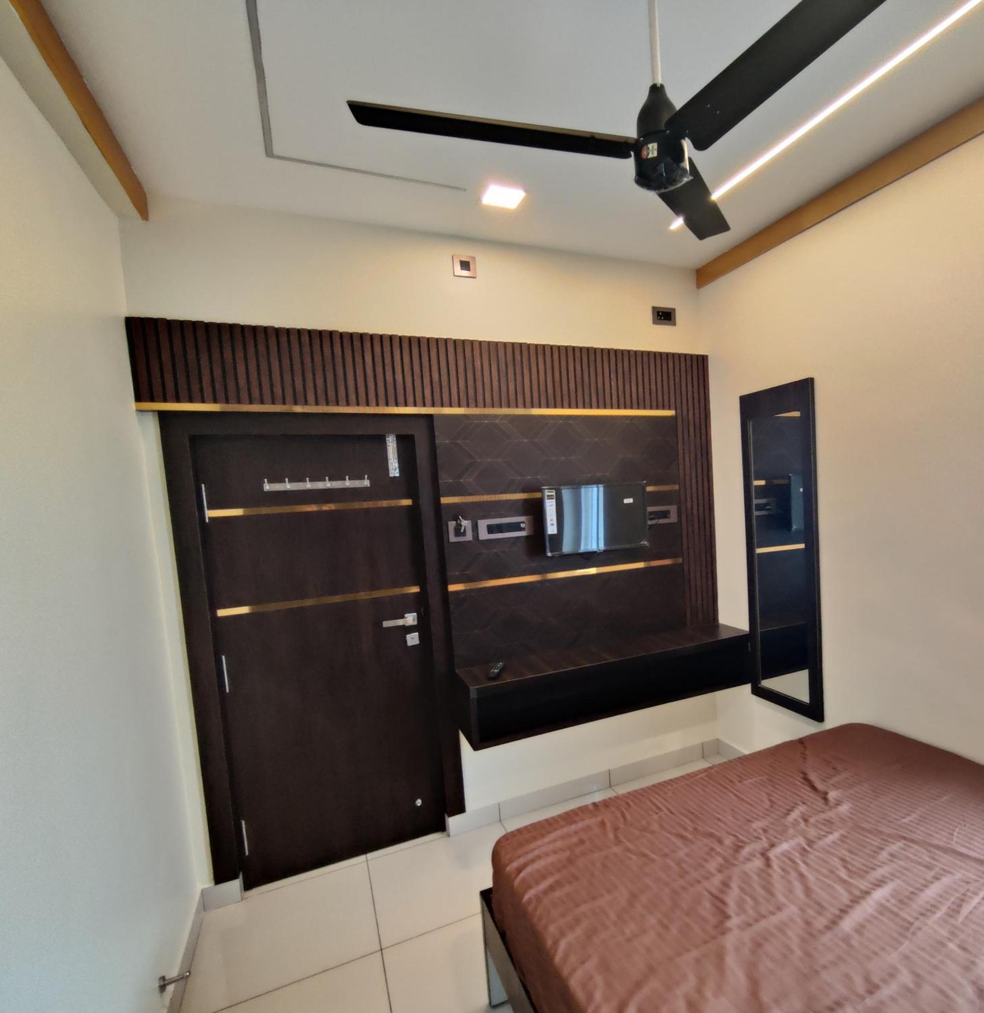 Sundar Lodge Tiruppatur Exterior photo